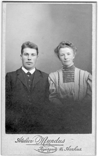 album1_15 Hans Hansens f�tter Anton og hustru. Blev senere dommer i Hobro.