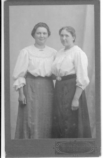 album1_16 Marie Eliassen (t.v.). Tage: Den anden pige er m�ske en h�jskoleveninde fra R�dkilde. Valborg: M�ske en s�ster.