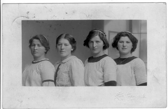 album2_01a Fire piger. Nr. 3 fra venstre er Farbror Niels' kone Margrethe. Det er forsiden af et postkort. Bagsiden vises p� n�ste billede.