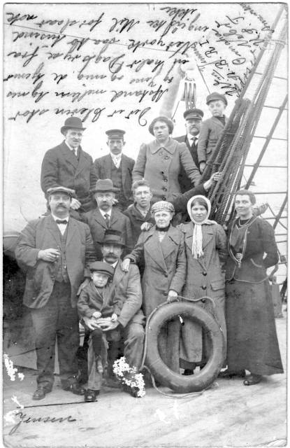 album2_02a Billedet er taget p� b�den til Amerika i 1914, hvor faster Ane emigrerede for en stund. Ane st�r yderst til h�jre