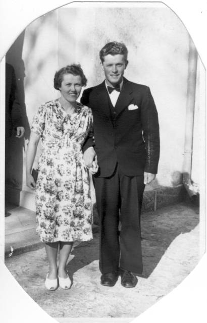 album2_06 Estrid og Niels foran Kirke Hyllinge kirke. M�ske fra Ellen og Pouls bryllup.