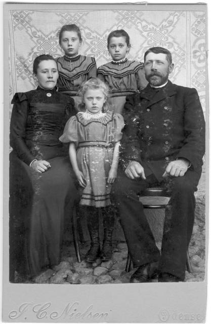 album2_13 Hans Hansen og hans hustru Marie. Hans Hansen var bror til Niels Hansen og bedstemor og havde f�deg�rden. B�rnene er: �verste fra venstre Karen, Mary og nederst Ingeborg, som blev gift med en Eliassen.