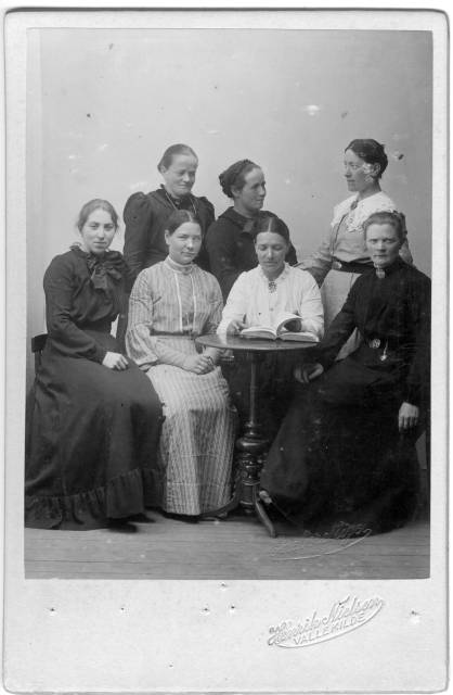 album2_15 Damen siddende yderst til h�jre er m�ske Knud Bentsens bedstemor Petrea, som var gift med 
