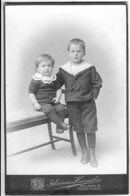 album2_18a Marie og Niels Hansens b�rn Ellen og Richard. Julen 1910. Se bagside p� n�ste billede.