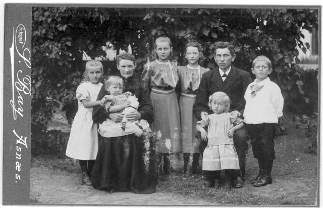 album2_19 Familien Petrea og Henrik Bentsen fra Kirke Hyllinge. Yderste til h�jre st�r Viggo, som blev far til Knud Bentsen.