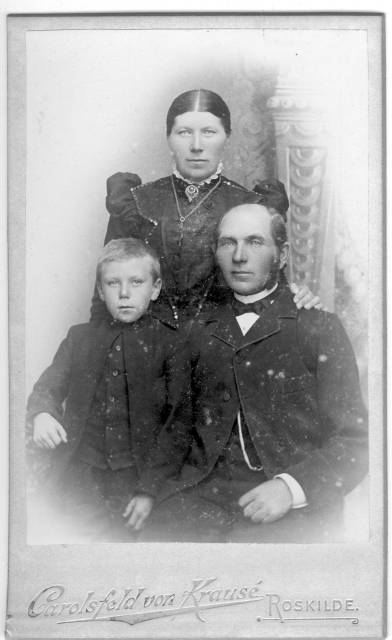 album2_24 Bedstemors s�ster Sofie og �gtemand. Drengen Anton blev dommer i Hobro.