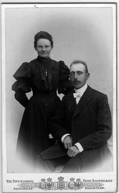 album2_27 Marie og Karl Nielsen, Kyndel�se. Karl Nielsen var kirkesanger og ven af familien p� Tranemosegaard.
