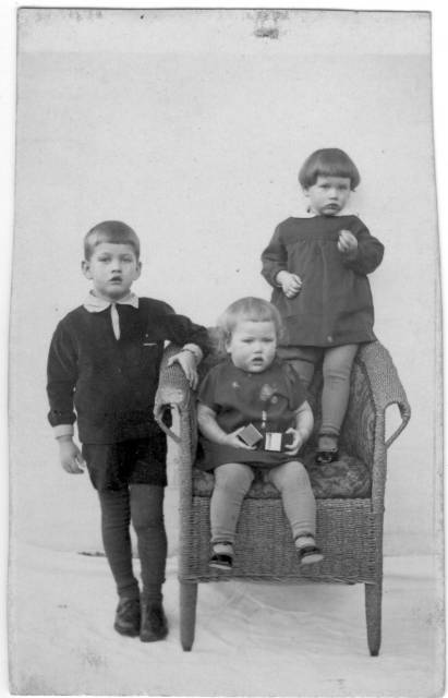 album2_58 Familien Bentsens b�rn. Fra venstre: Knud, Anne og Else.