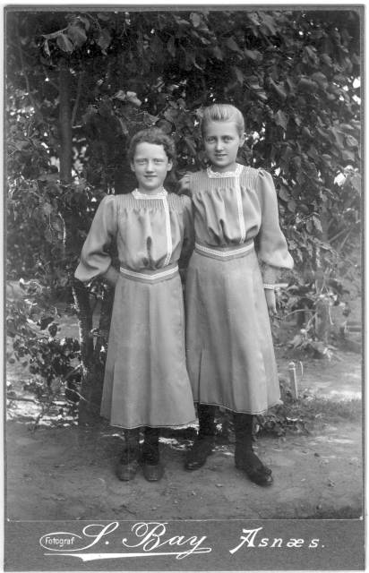 album2_68 Samme piger som p� billedet af familien Bentsen: album02_19.jpg.